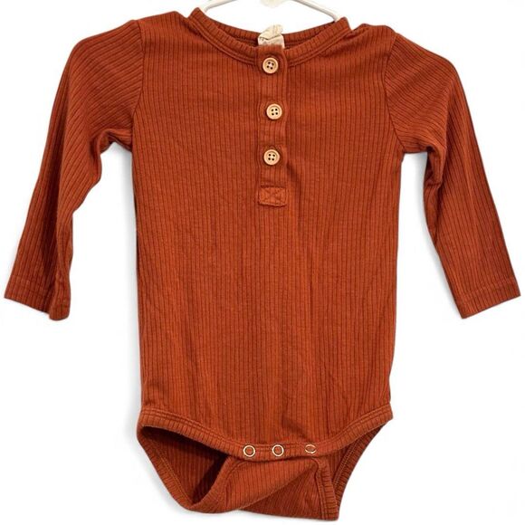 Kate Quinn Long Sleeve Bodysuit Modal Henley Rib Knit 3-6M Orange Rust Pumpkin - Picture 1 of 4